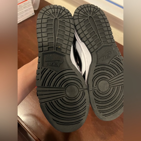 NIB Women’s Nike Dunk Pandas Size 6 - Picture 3 of 4